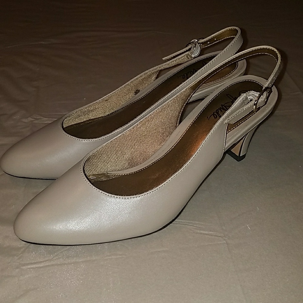 Life stride heels never worn size 8 1/2